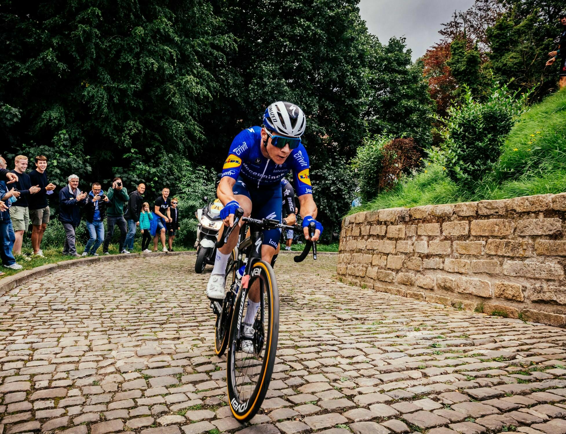 Evenepoel solos to victory in Brussels