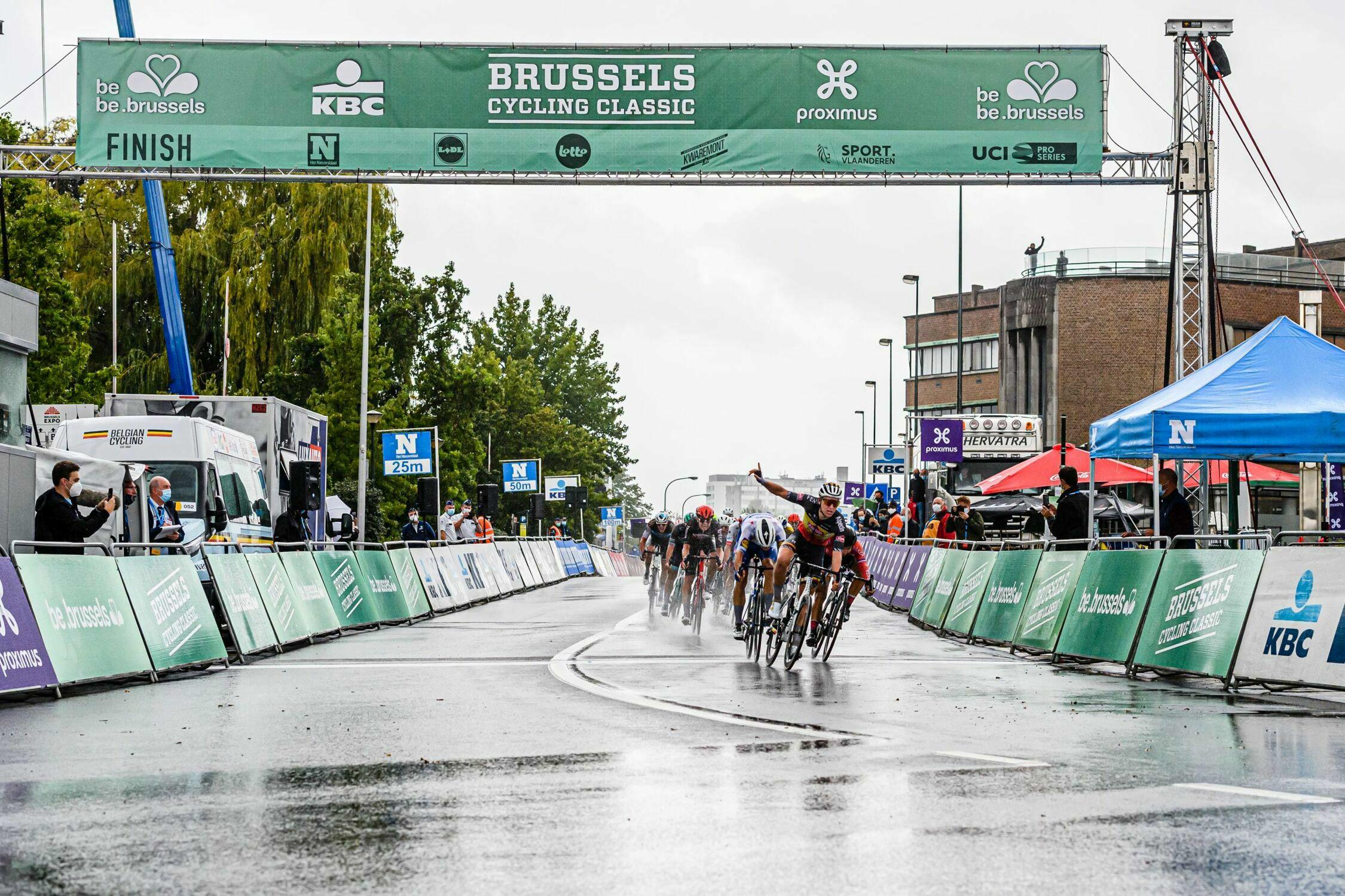 Le champion de Belgique Tim Merlier s’impose sous l’Atomium