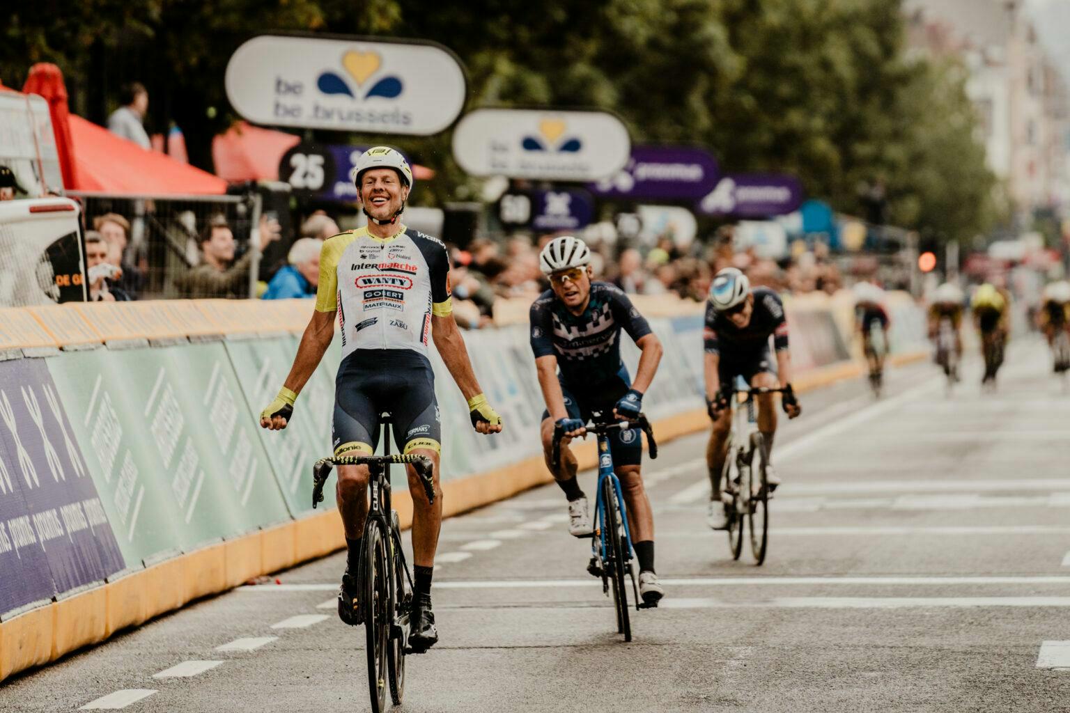 Early breakaway survives and Van der Hoorn takes victory